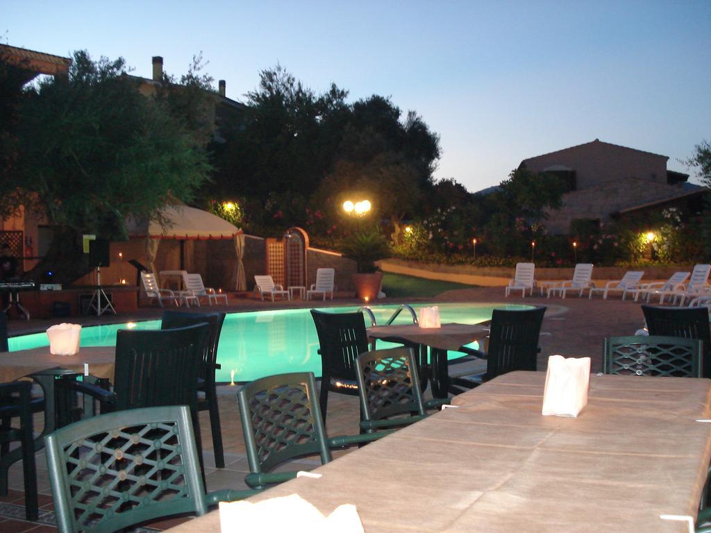 Li Troni Aparthotel Budoni Exterior photo