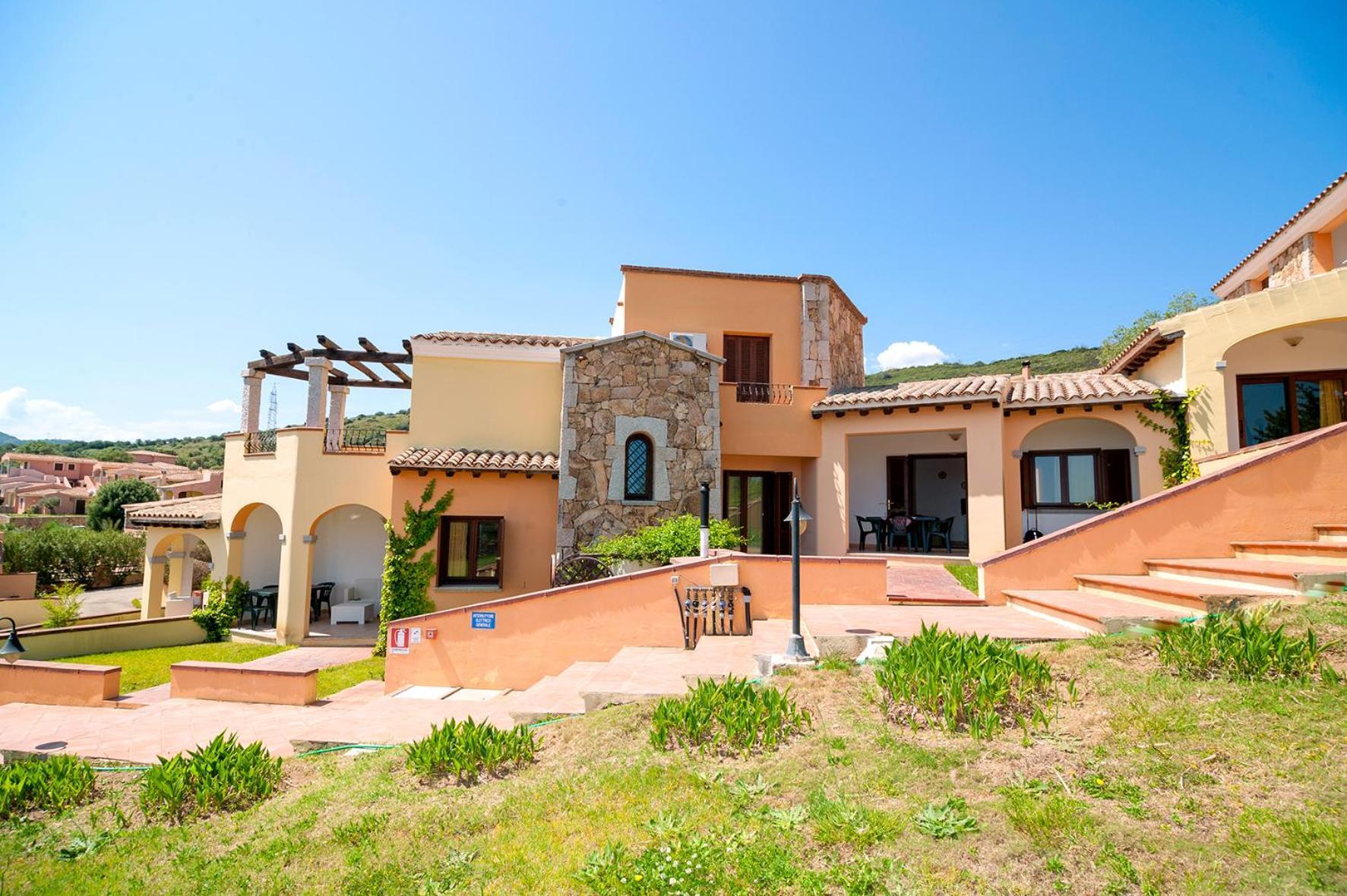 Li Troni Aparthotel Budoni Exterior photo