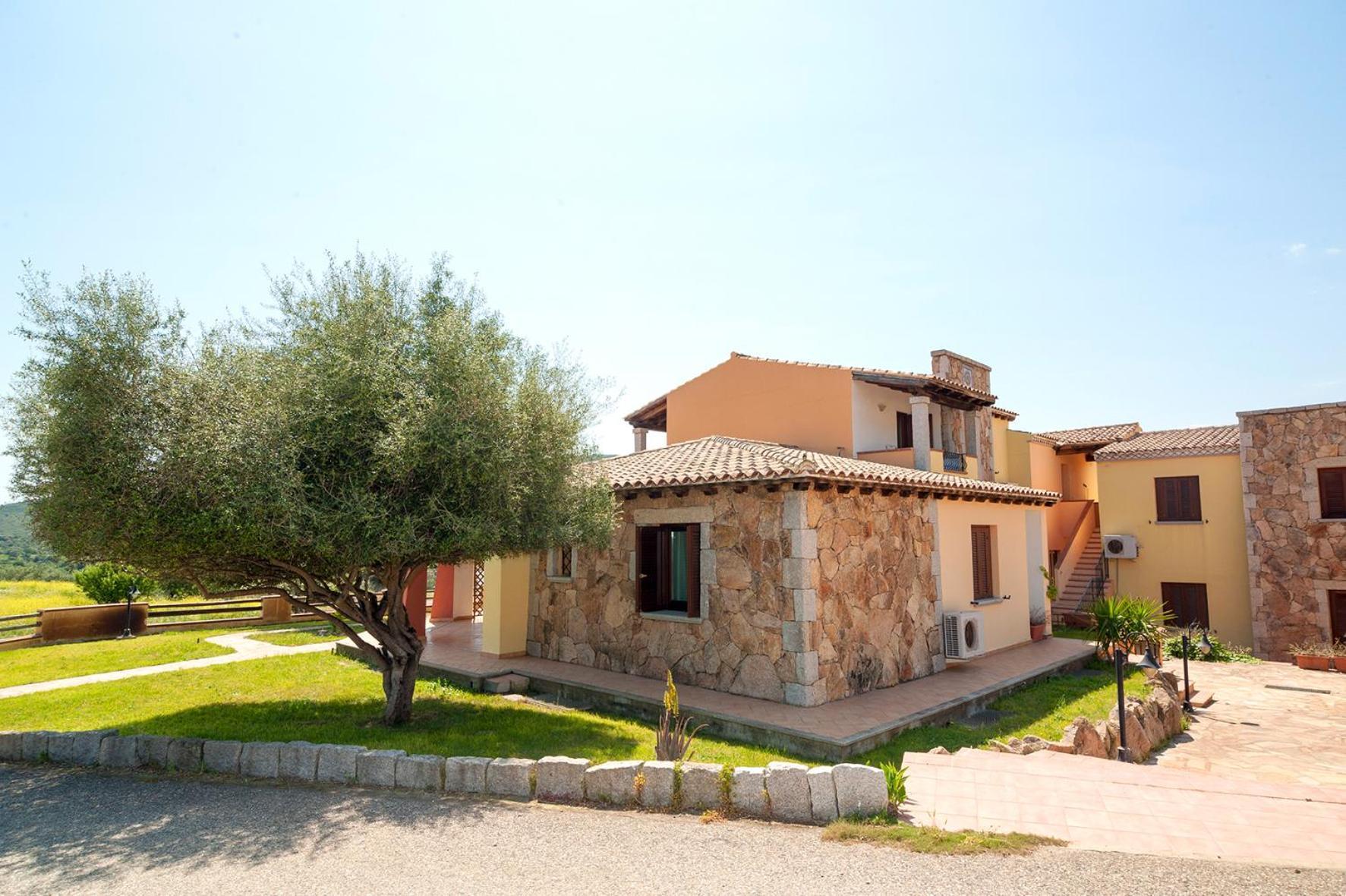 Li Troni Aparthotel Budoni Exterior photo